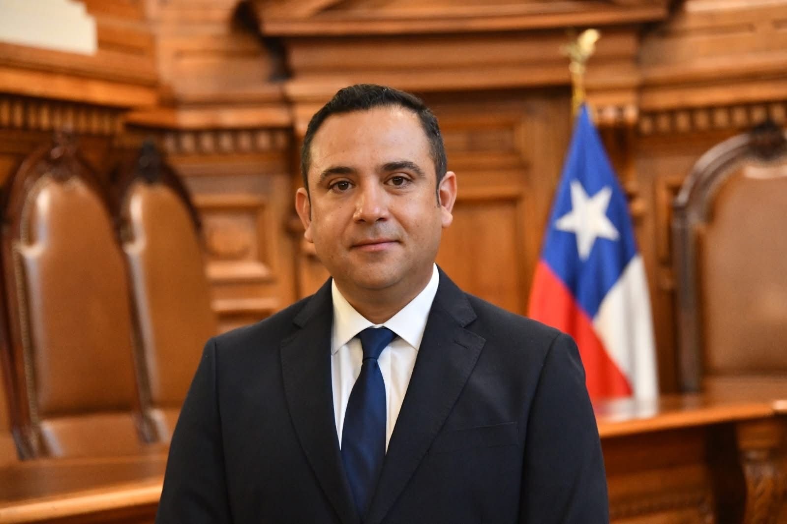 Abogado titular del Estudio Jurídico Frutillar, especialista en Derecho Civil, Laboral, Inmobiliario y Sucesiones en la Región de Los Lagos